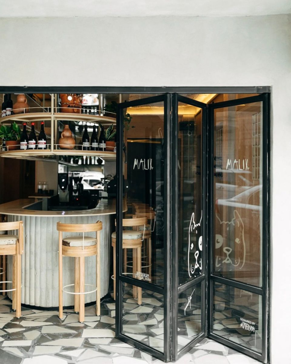 las paredes de malix están decoradas con pinturas a la venta