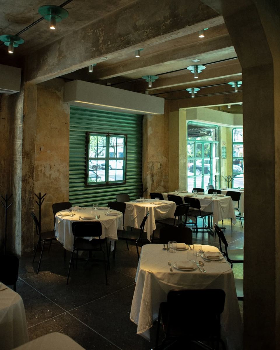 Voraz es un restaurante ubicado en un antiguo taller mecánico 