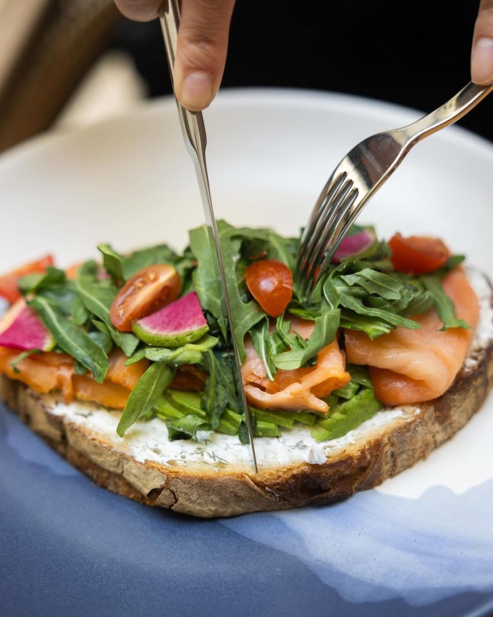 Tostada de salmón ahumado en el Restaurante Aquiles