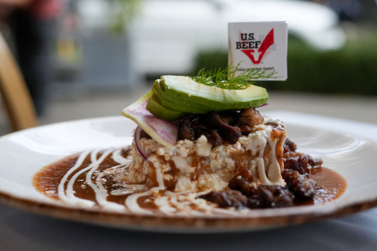 Chilaquiles al horno con chicharrón de rib eye