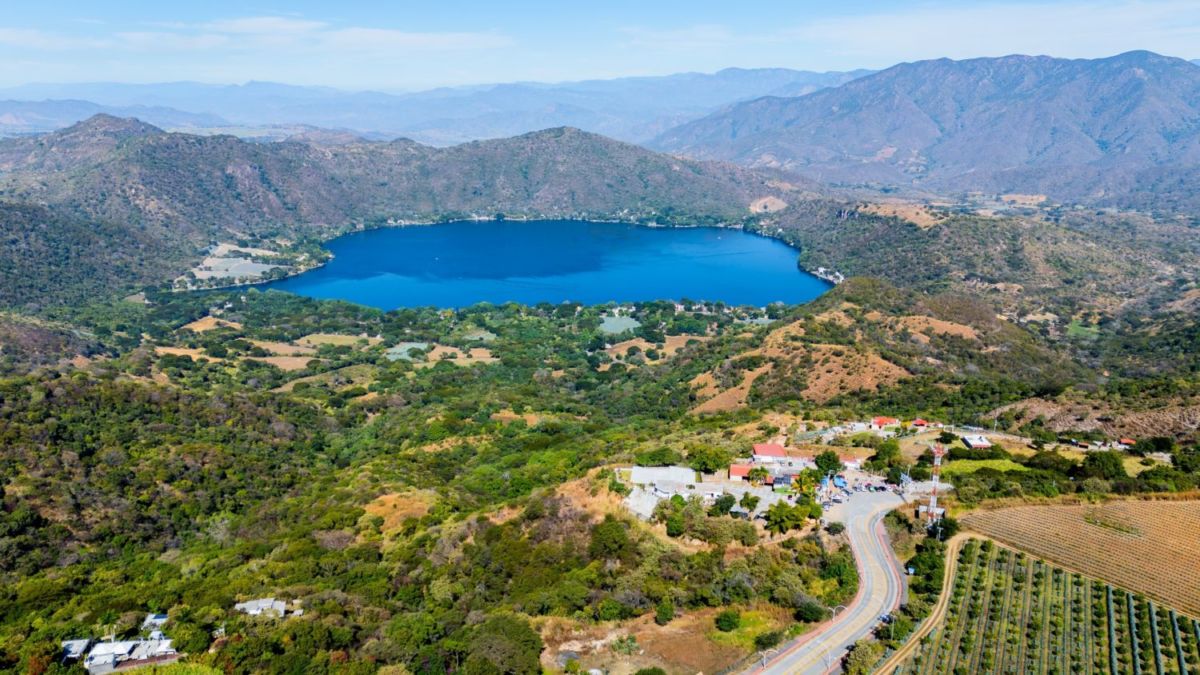 La laguna se asienta sobre un cráter volcánico 