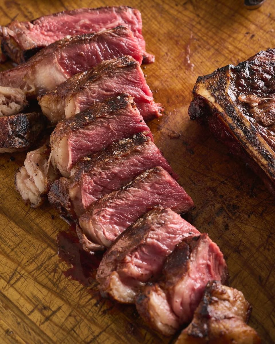 Corte de carne cocinado a la perfección en Dante Brasa y Fuego, Polanco. 