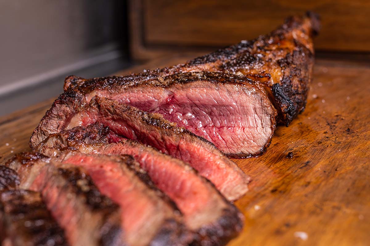 Corte de carne Tomahawk en Dante Brasa y Fuego, Polanco. 