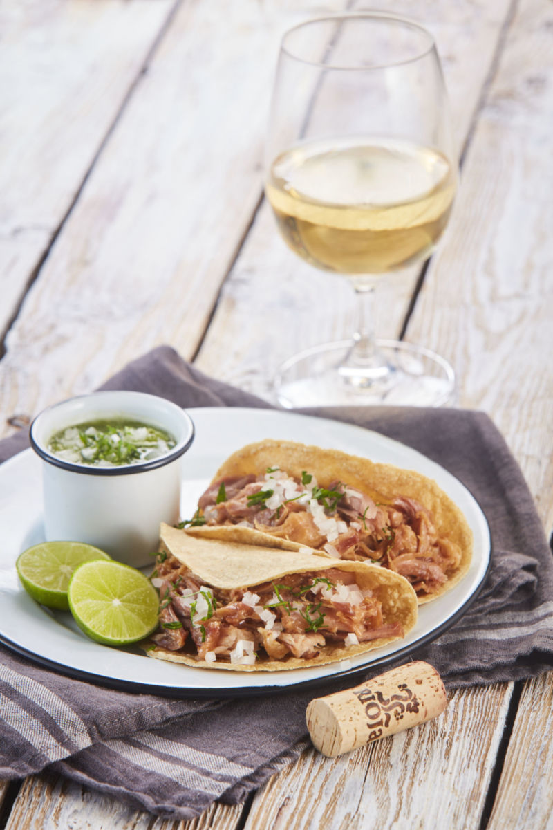 Maridaje de taco de carnitas con vino. 