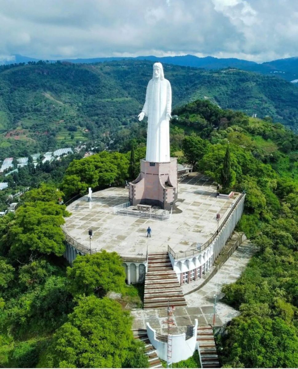 No es Brasil, este Cristo Rey está en un pintoresco pueblito de rebozos, flores, barro y gastronomía local a solo dos horas de la CDMX