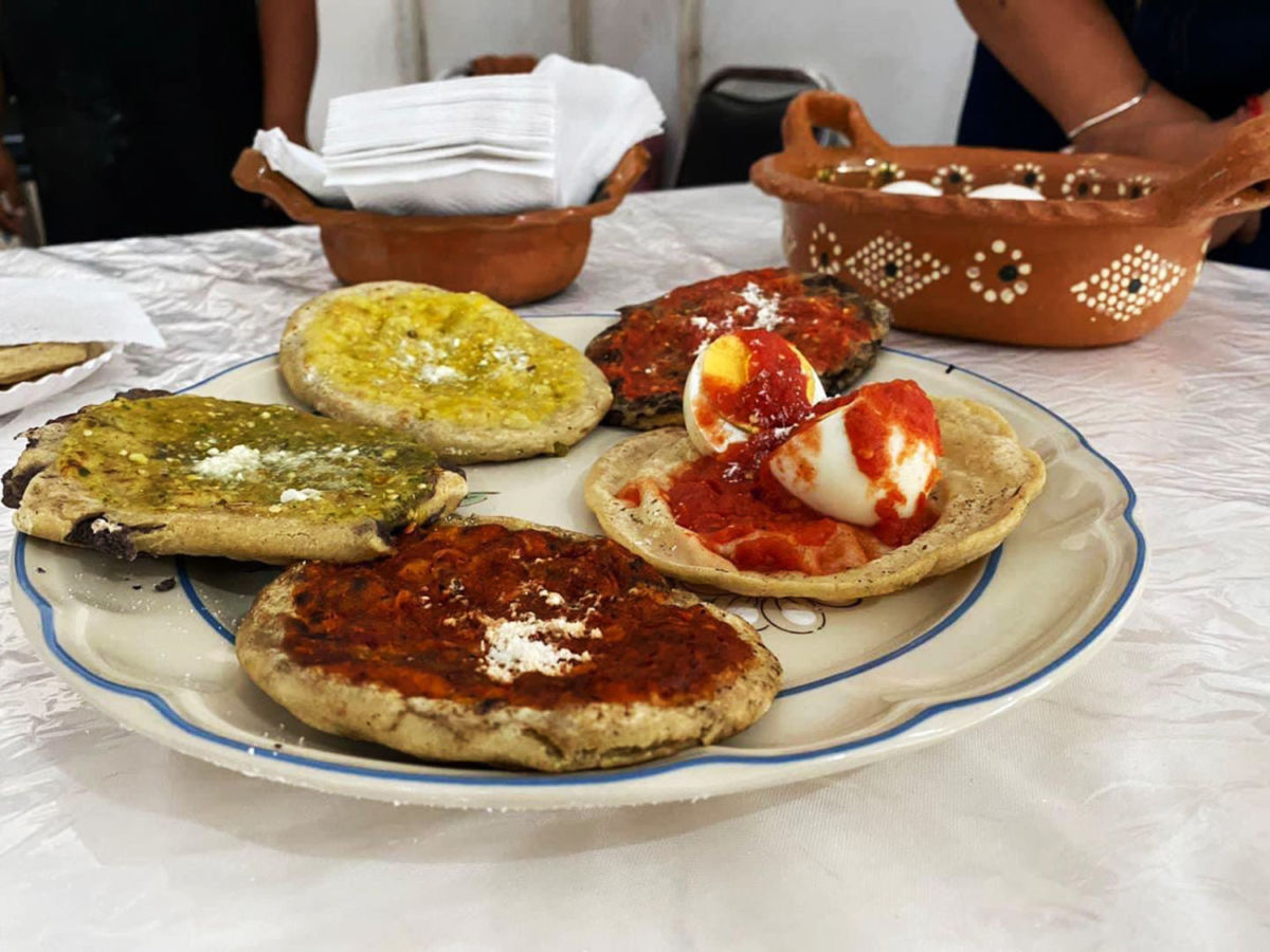 Tlayoyos rellenos de alberjón