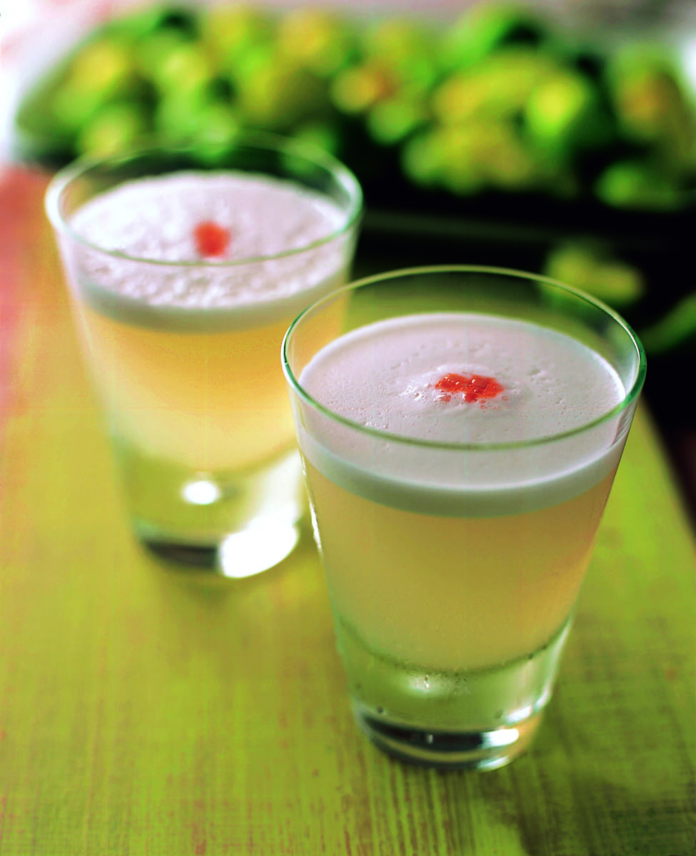 Bebida preparada con pisco para la vendimia en Perú