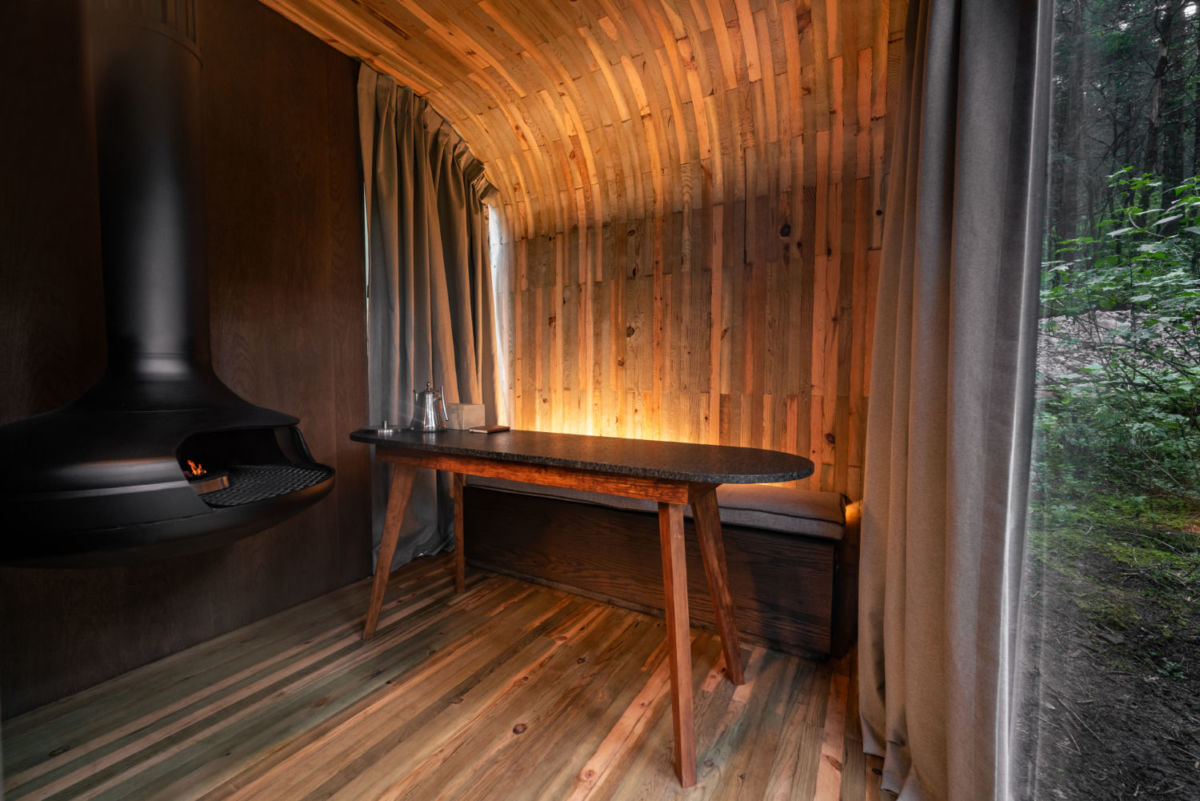 Estas cabañas se ubican en medio de un bosque repleto de pinos y oyameles 