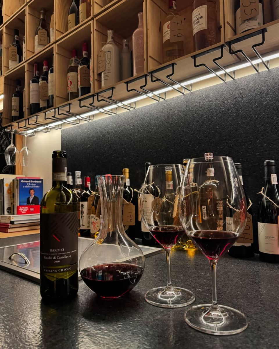 Cuenta con una amplia carata de vinos con etiquetas provenientes de todo el mundo