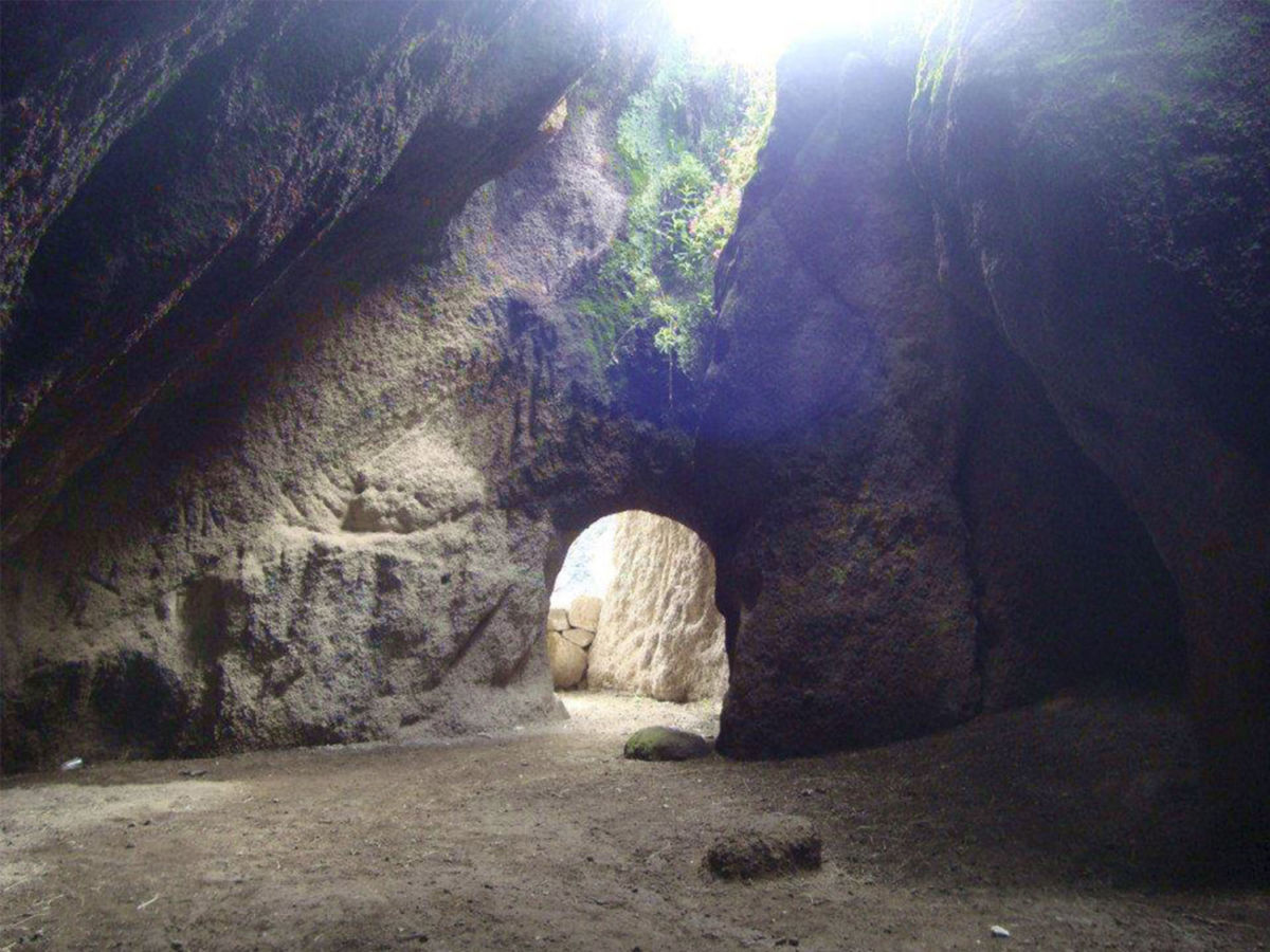 Las Cuevas de la Amistad, Acolman