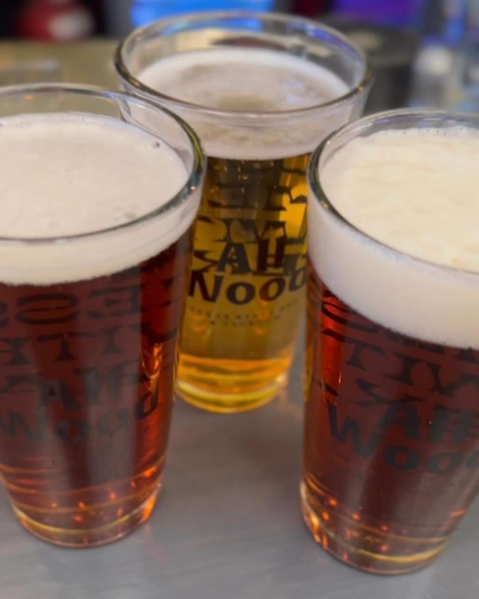 Este restaurante tiene un tap room de cerveza artesanal