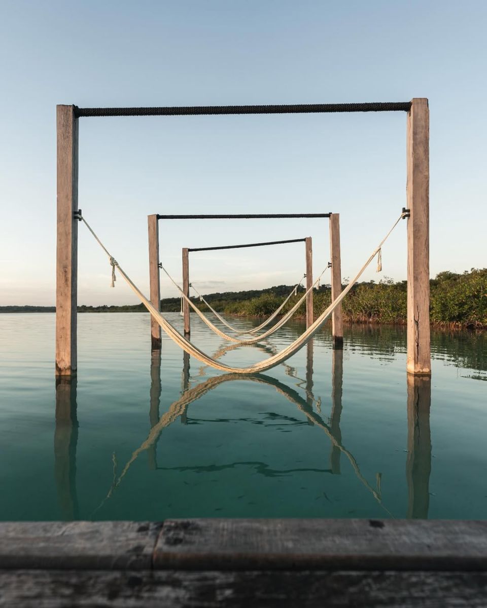 Hamacas sobre la Laguna de Bacalar.