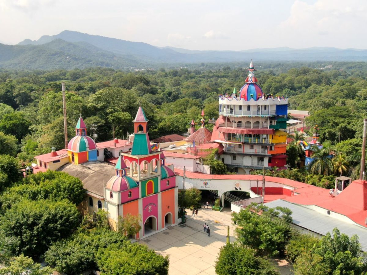 ¿Por qué nadie habla del castillo colorido más mágico de México? Ahí puedes aprender todo sobre herbolaria o ir por masajes y limpias espirituales