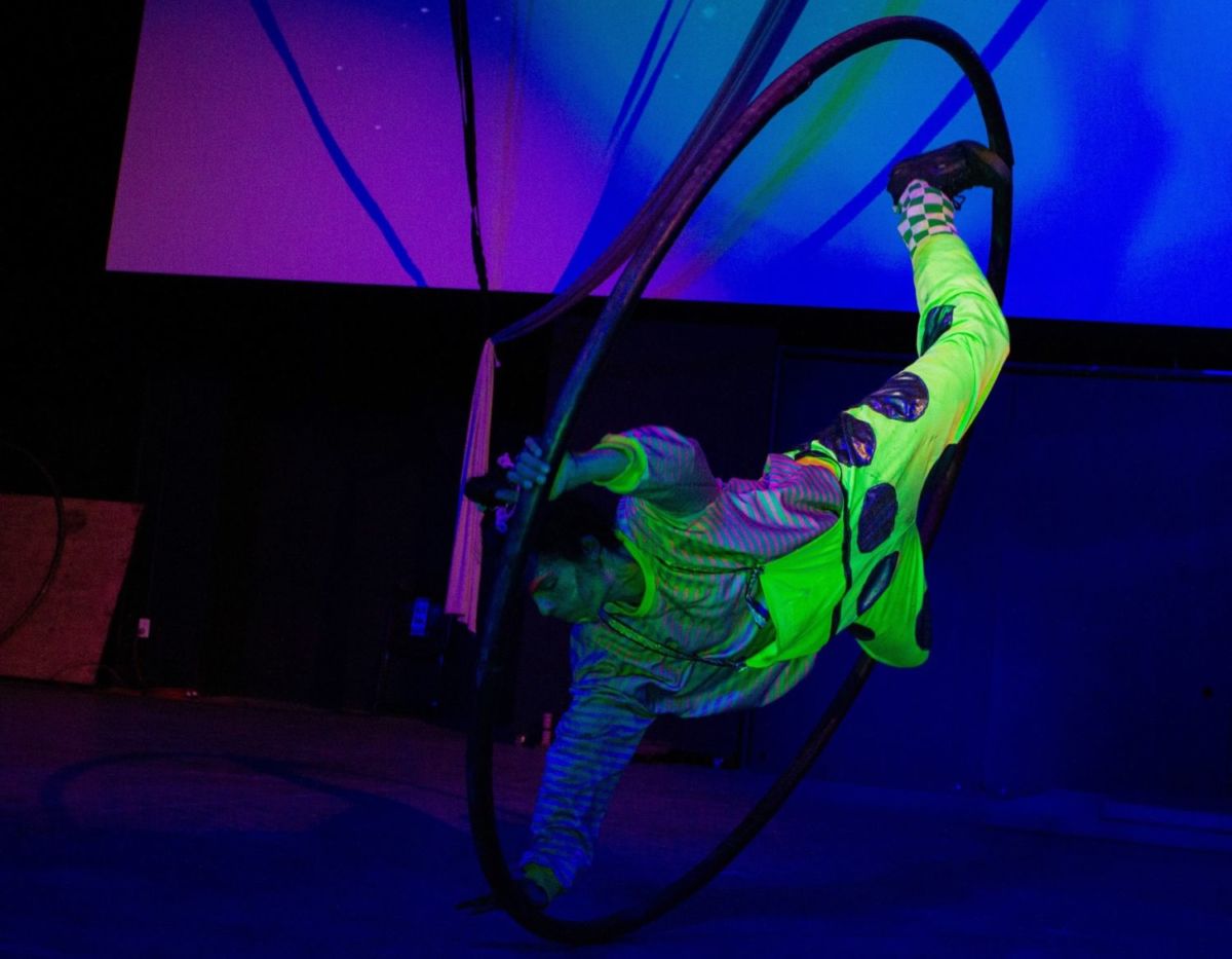 Show de circo en FARO Cosmos
