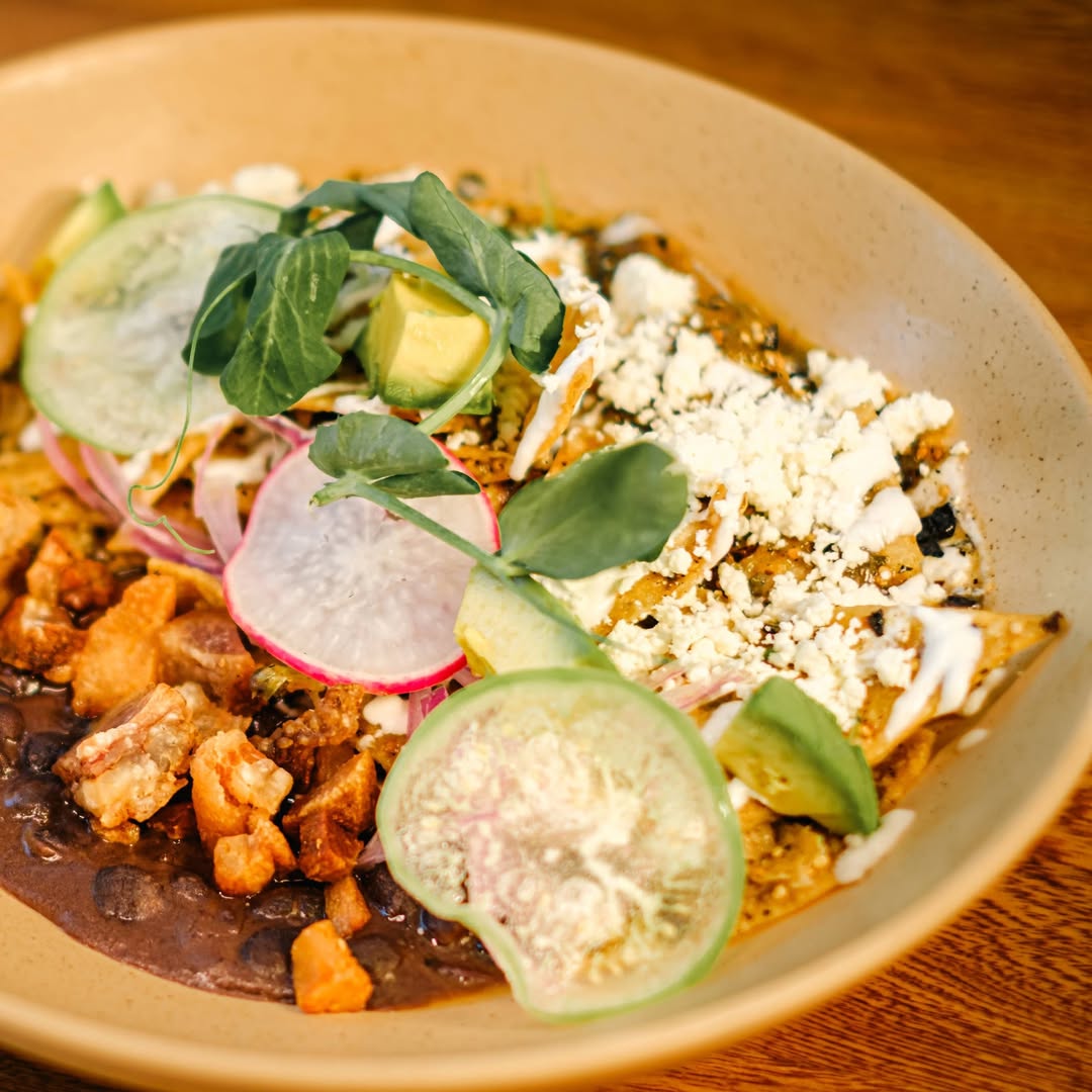 Chilaquiles con chicharrón regio 