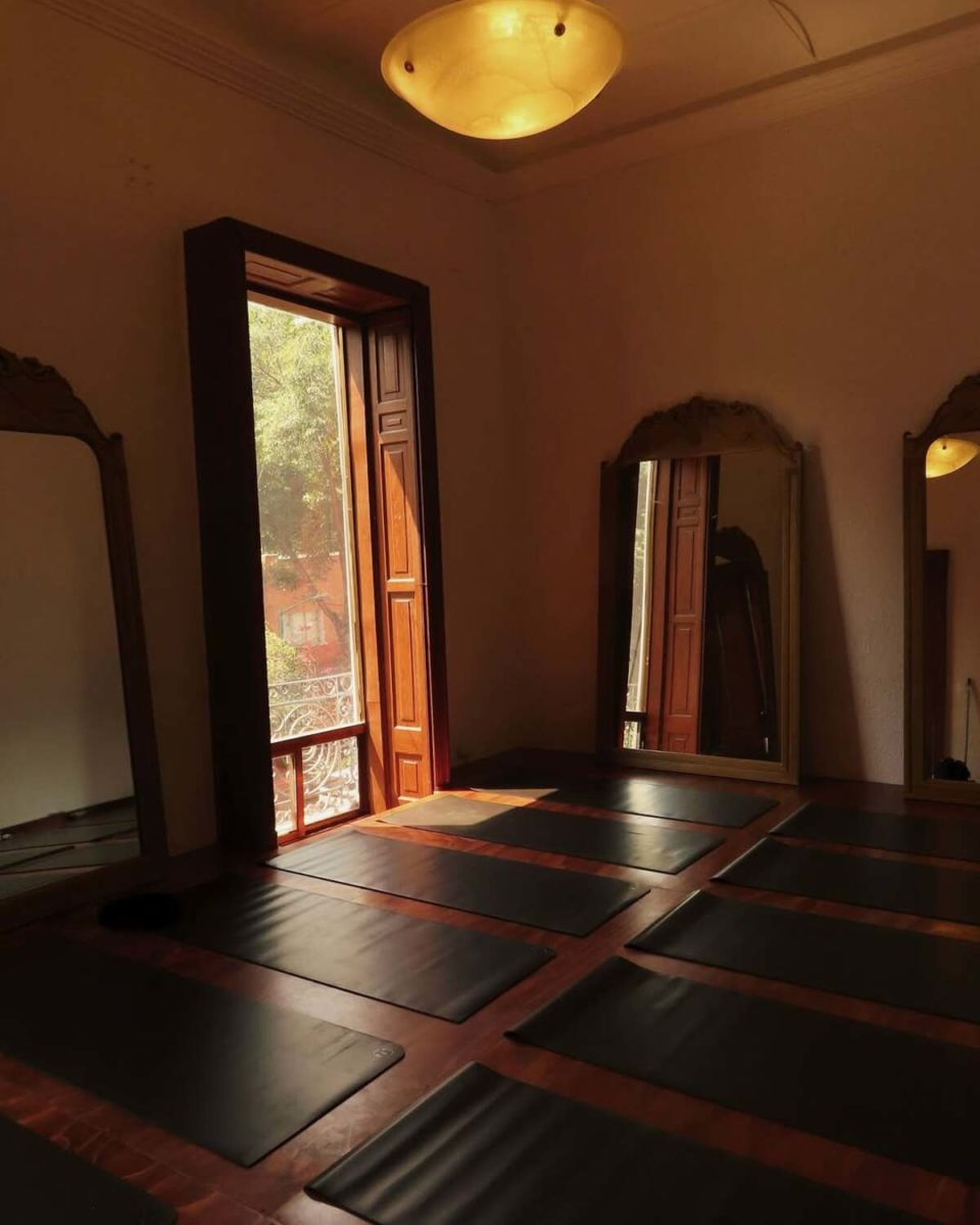 Las ‘girlies’ están romantizando este estudio de pilates y ‘mindfulness’ por las clases y por la estética vintage del lugar 