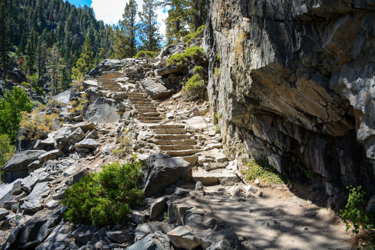 Escaleras de piedra en camino a eagle falls. 