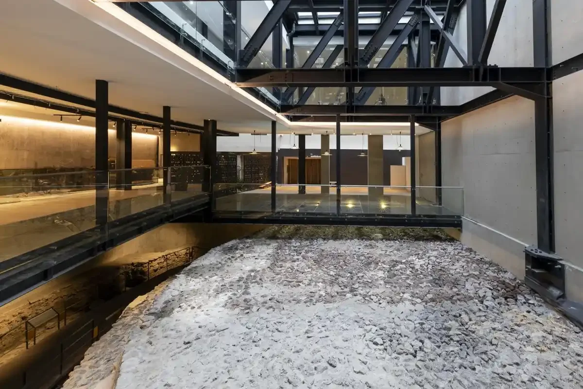 Los turistas no lo saben, pero este hotel del centro de la CDMX tiene un templo prehispánico en su lobby y lo puedes ver sin filas ni multitudes