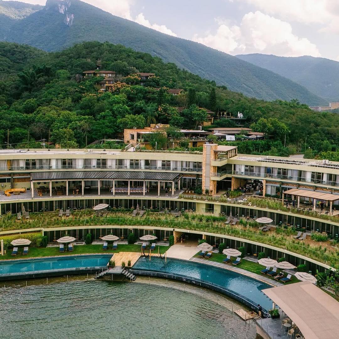 Este hotel boutique se caracteriza por su arquitectura escalona que tiene vista hacia la presa y la sierra 