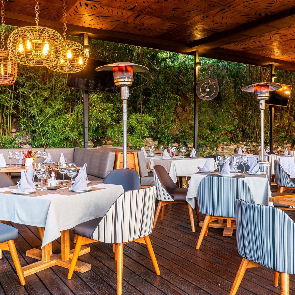 El hotel tiene un restaurante y un bar 