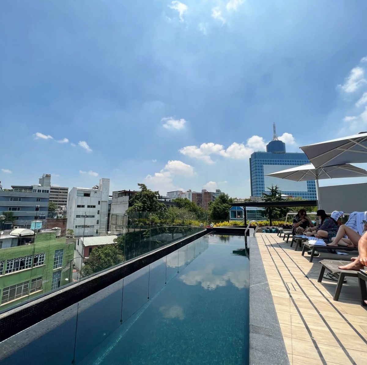 Terraza con piscina del Hotel Alia Inn Boutique