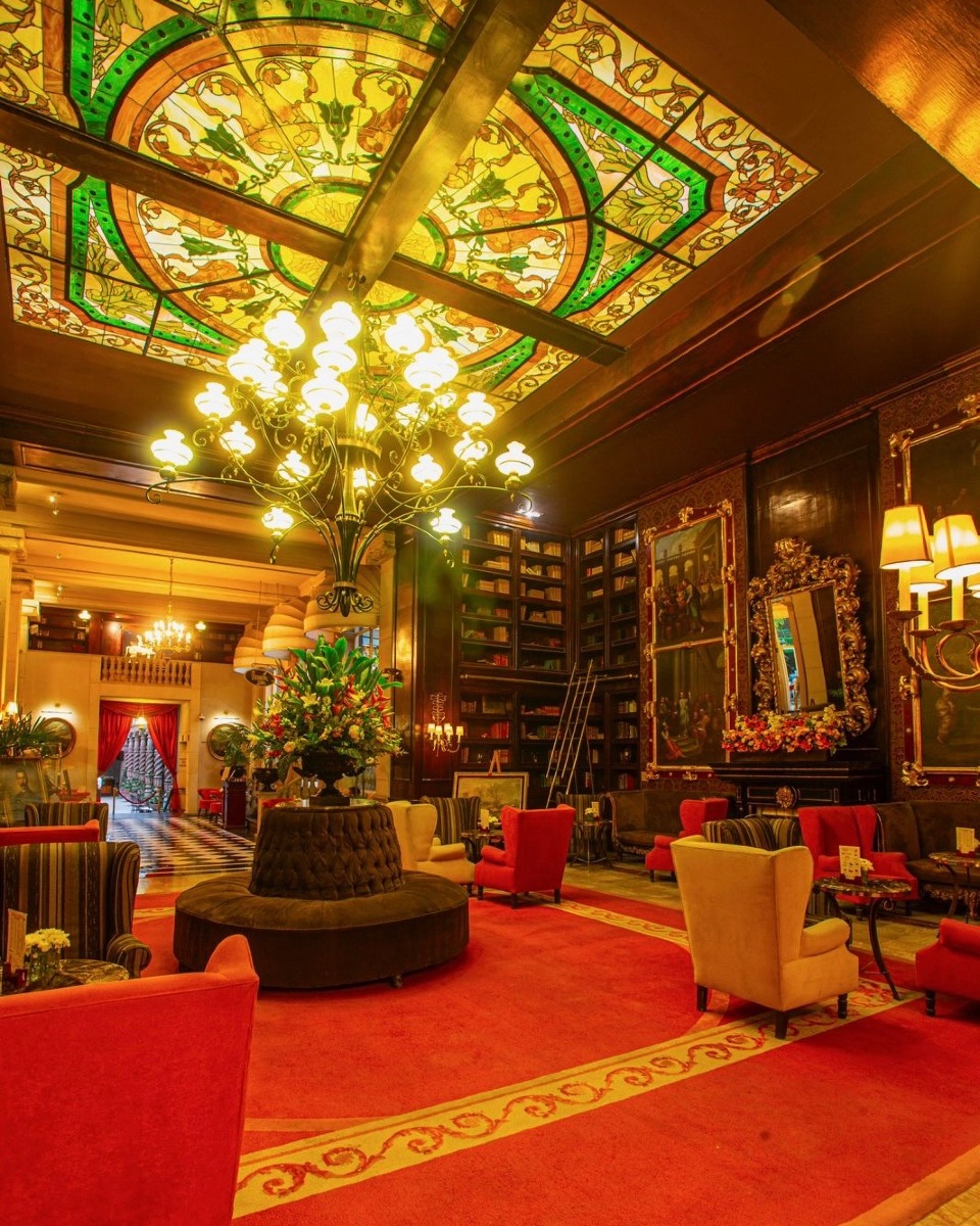 El lobby del Hotel Geneve está lleno de objetos históricos.