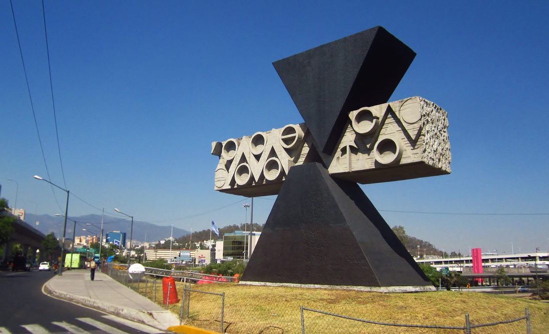 Escultura de La Ruta de la Amistad sobre Periférico