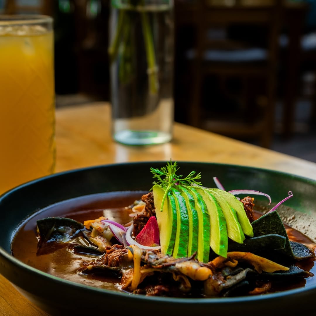 'Birriaquiles' es uno de los platos más pedidos en Sereno Bistró 