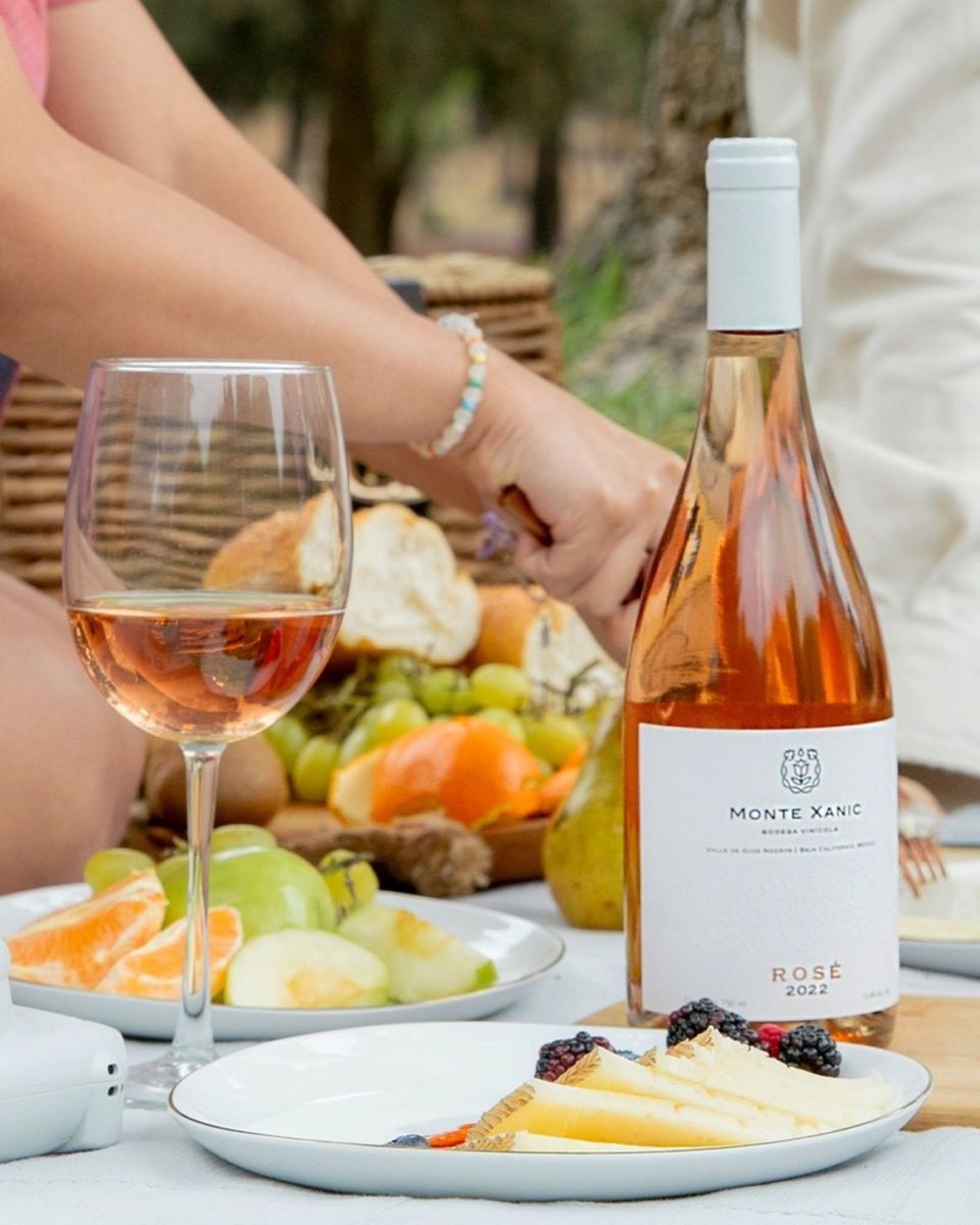 Sumérgete en el mundo del Rosa Mexicano al que hace homenaje esta botella de vino