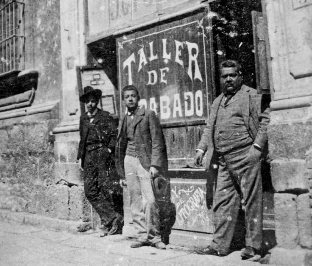 Fotografía antigua de José Guadalupe Posada en su taller de grabado