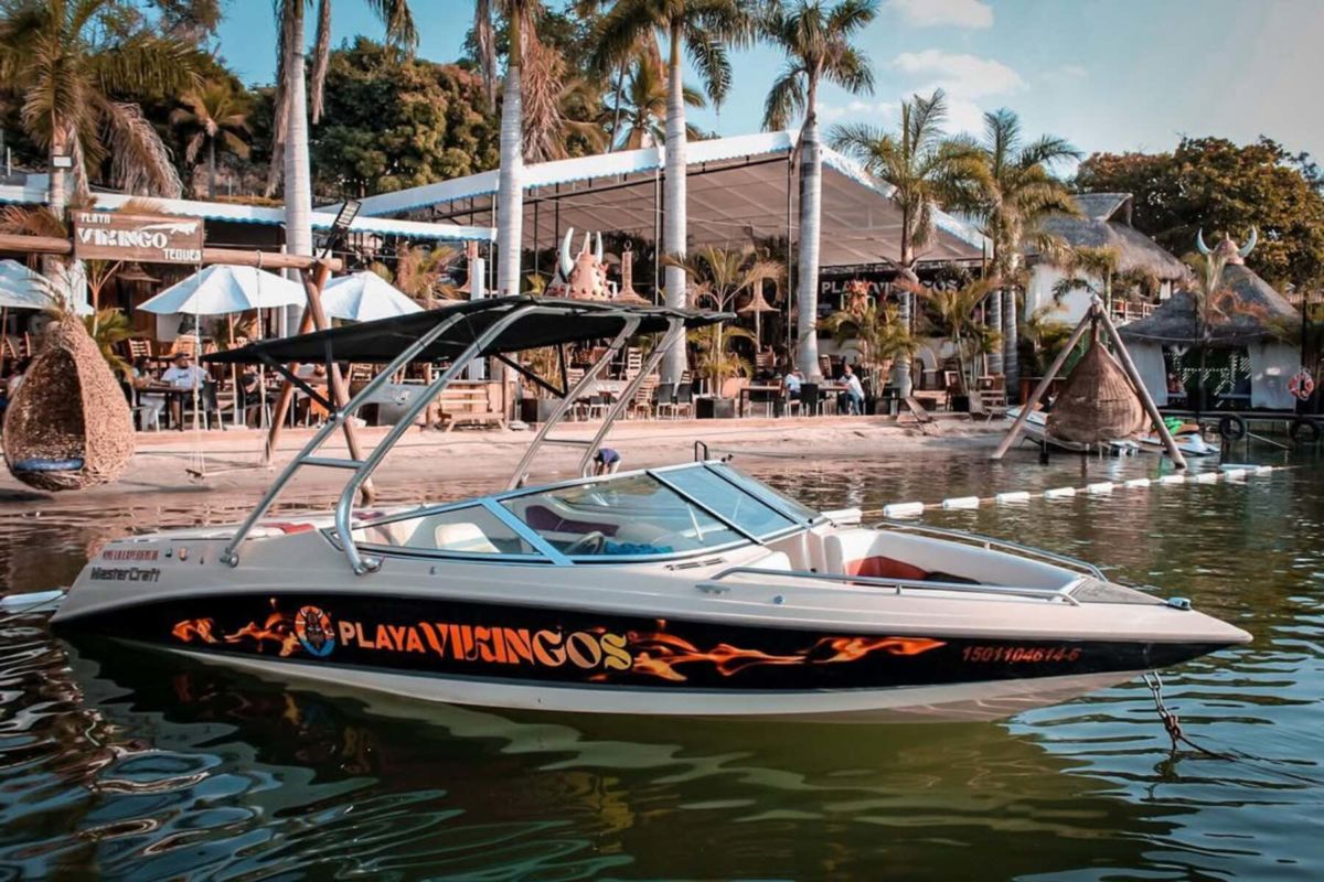 La Playa Vikingos está a solo dos horas de la CDMX: tiene hotel y restaurante para comer con los pies en la arena 