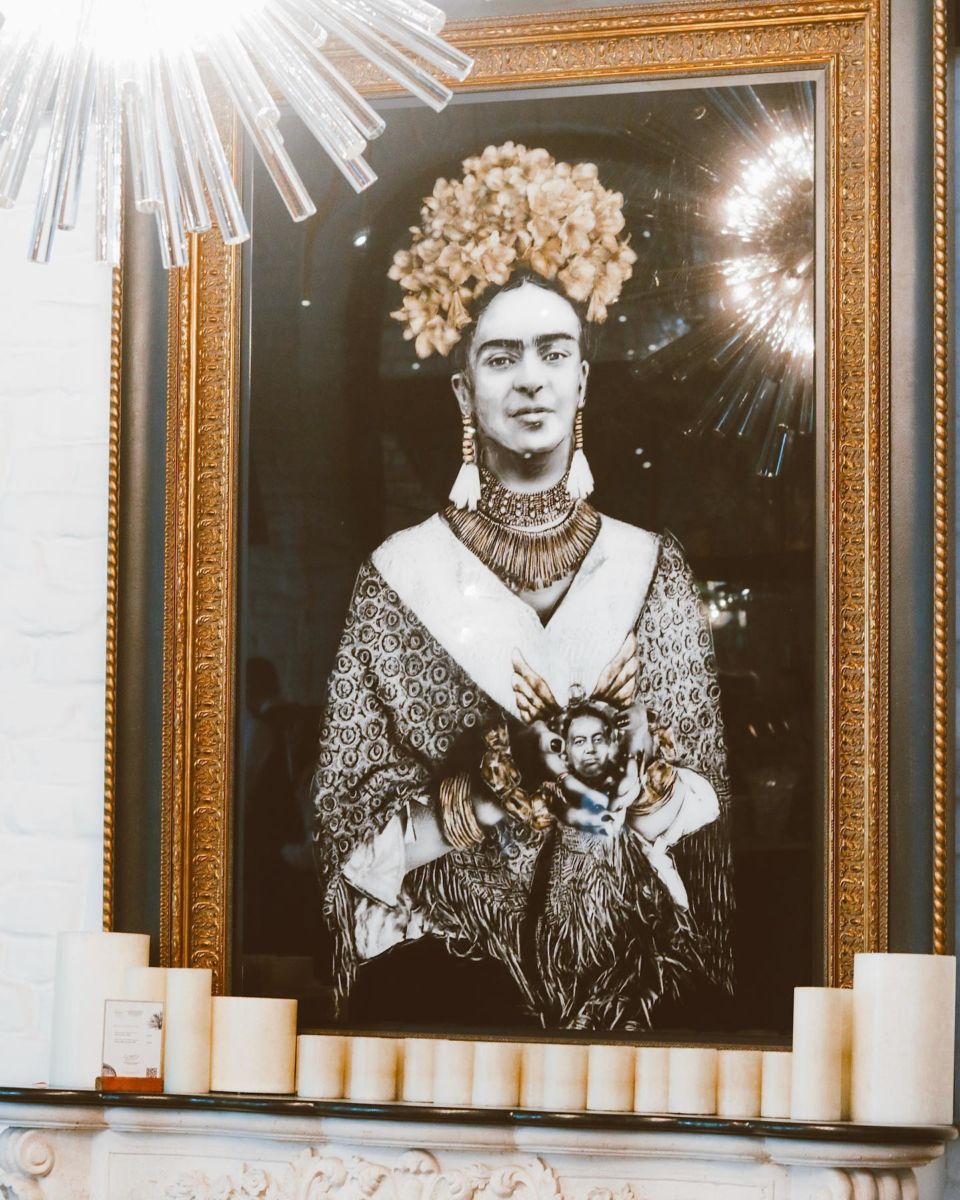 Retrato de Frida Kahlo en el restaurante Prendes de la Ciudad de México.