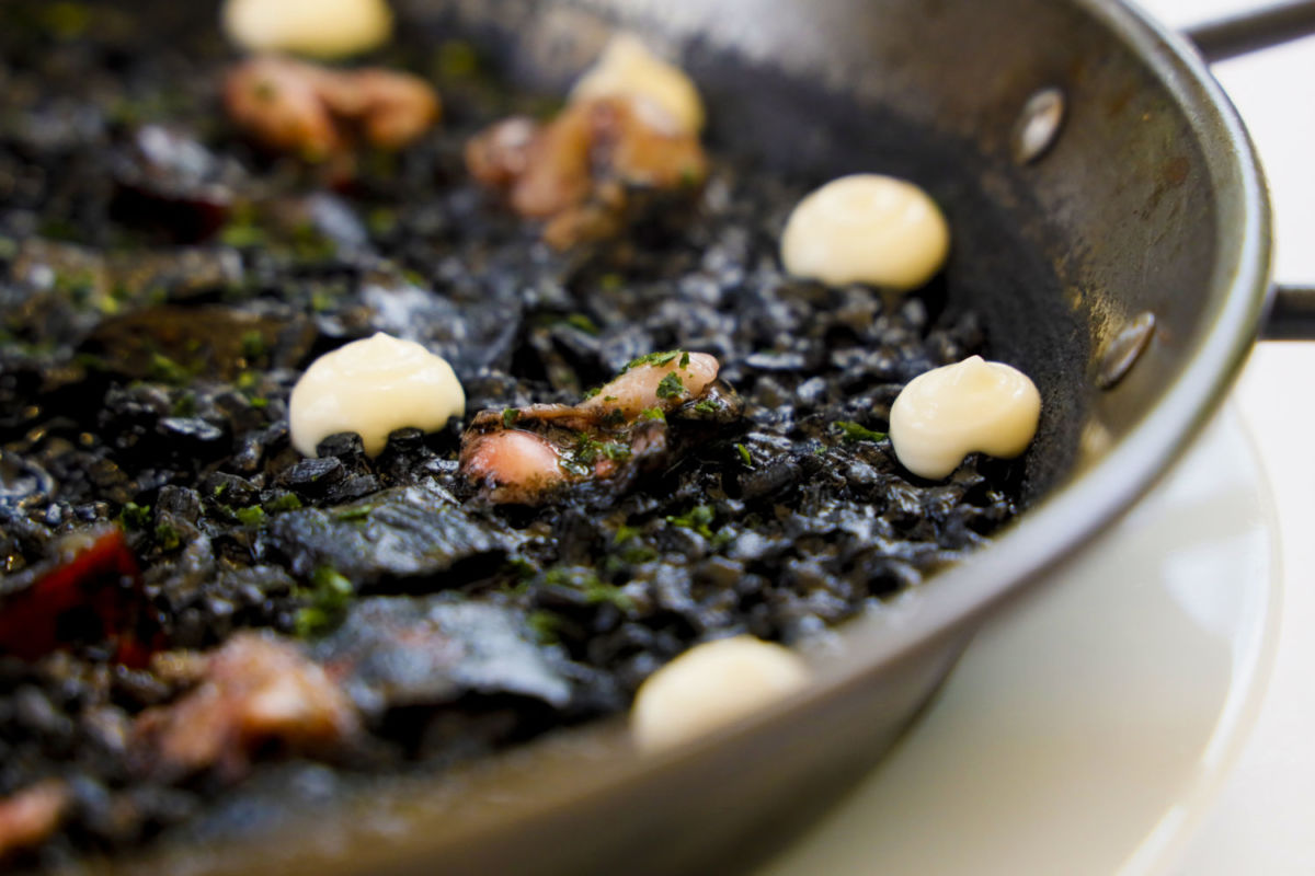 Arroz negro en tinta de calamar, Ajo blanco. 