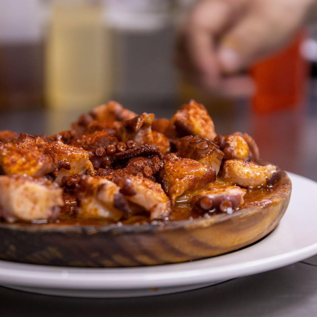 Pulpos a la gallega en la CDMX, Ajo blanco. 