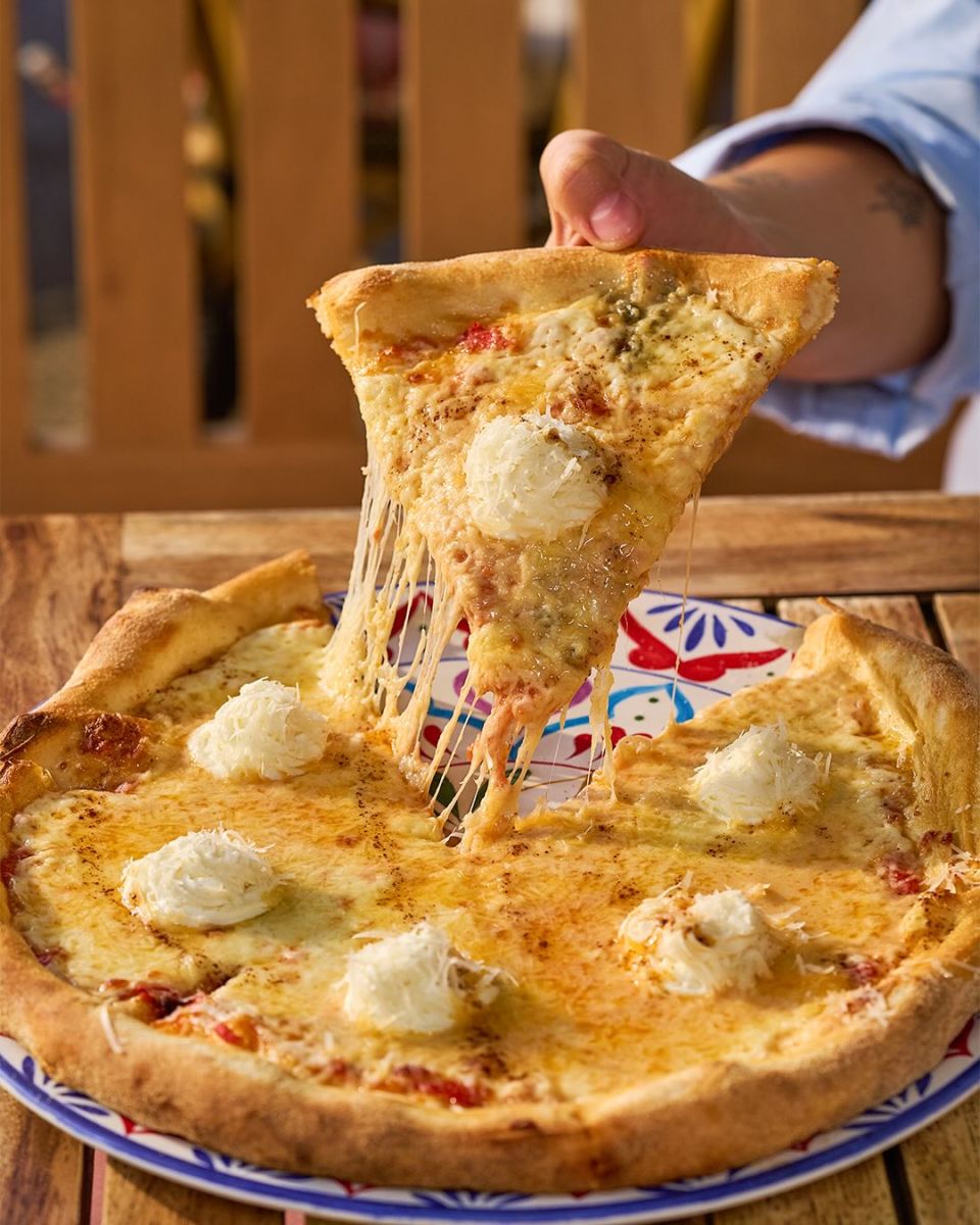 Pizza de 5 quesos en Marcello 