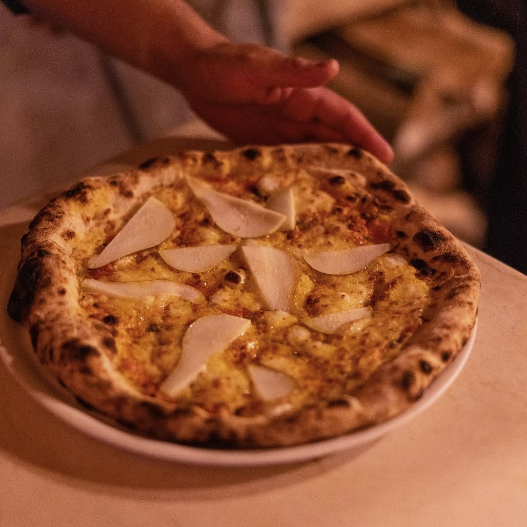 Pizza provolone e pera