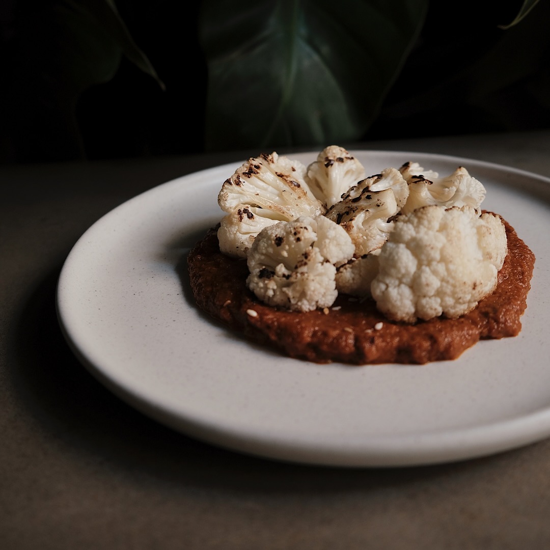 Coliflor asada con mole almendrado agüita fría