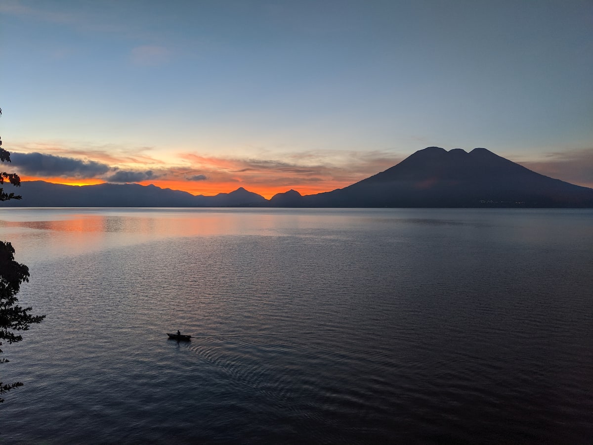 Hay tres volcanes activos  sobre el Lago de Atitlán 