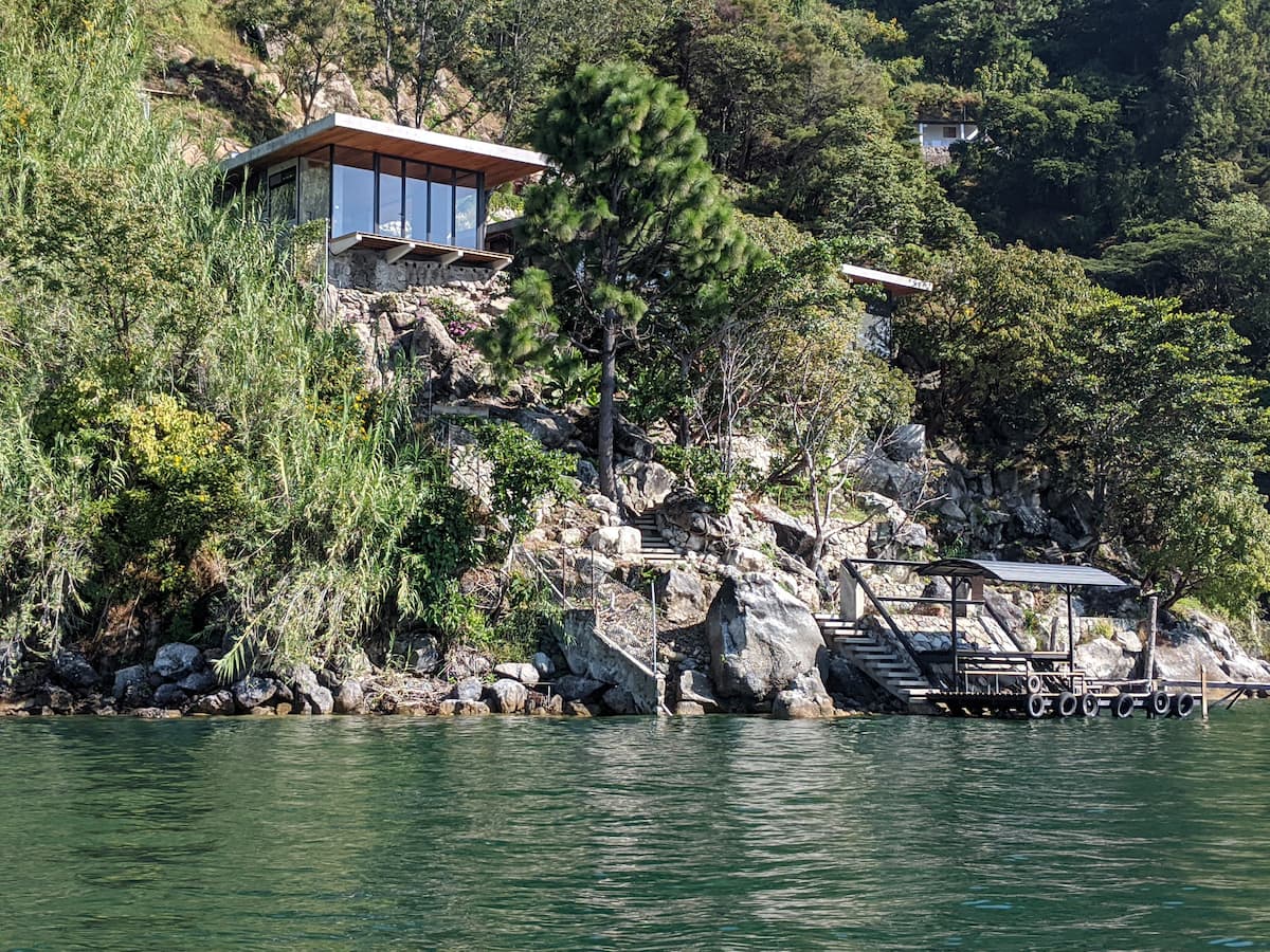La Casa de Cristal es un alojemiento ubicado en el Lago de Atitlán 