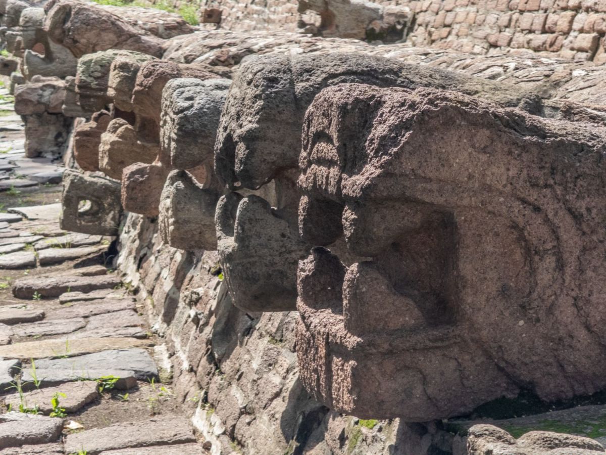 Muro de cabezas de serpiente alrededor de la Pirámide de Tenayuca
