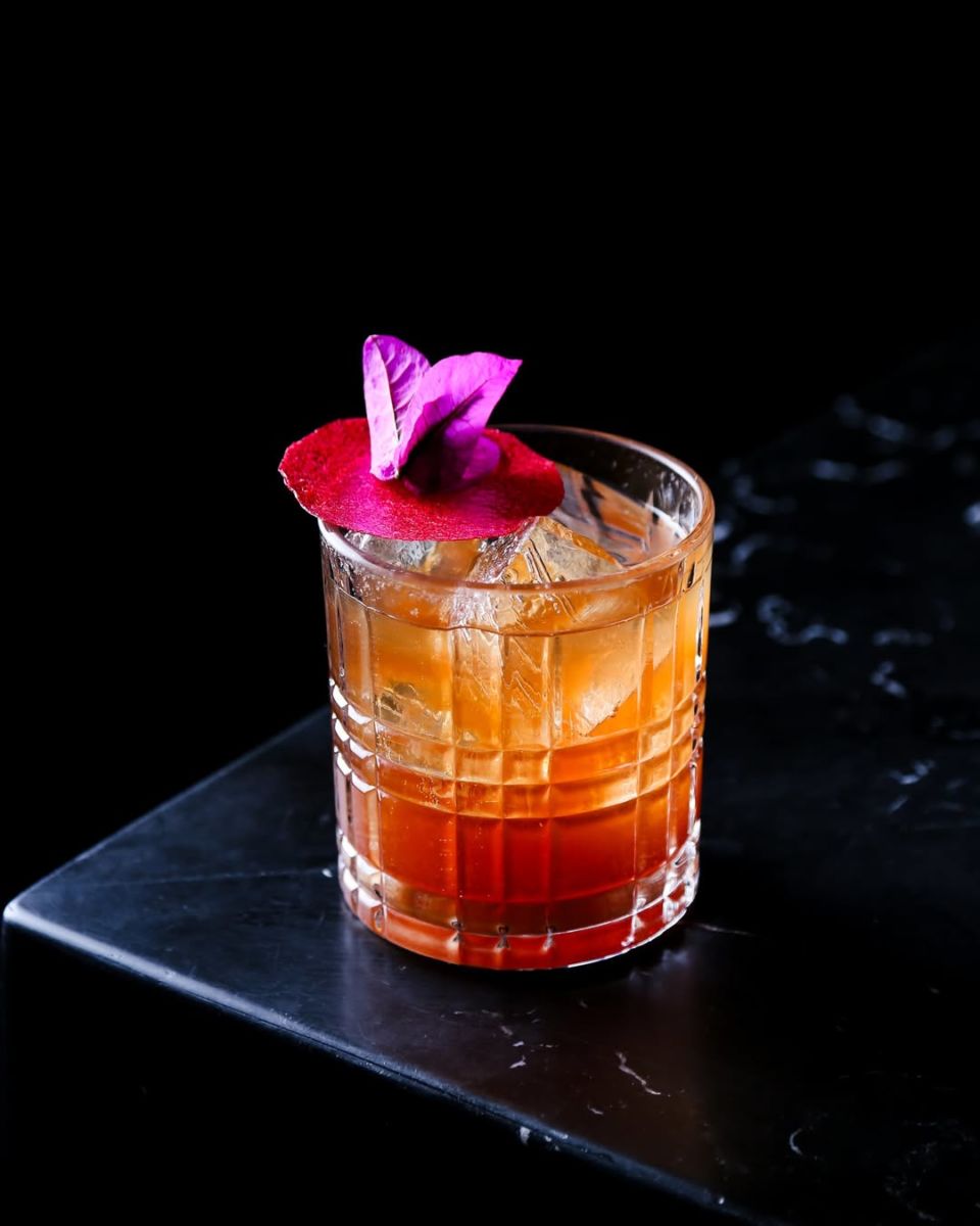 En bar Brujas la coctelería de autor está inspirada en la herbolaria y recetas 