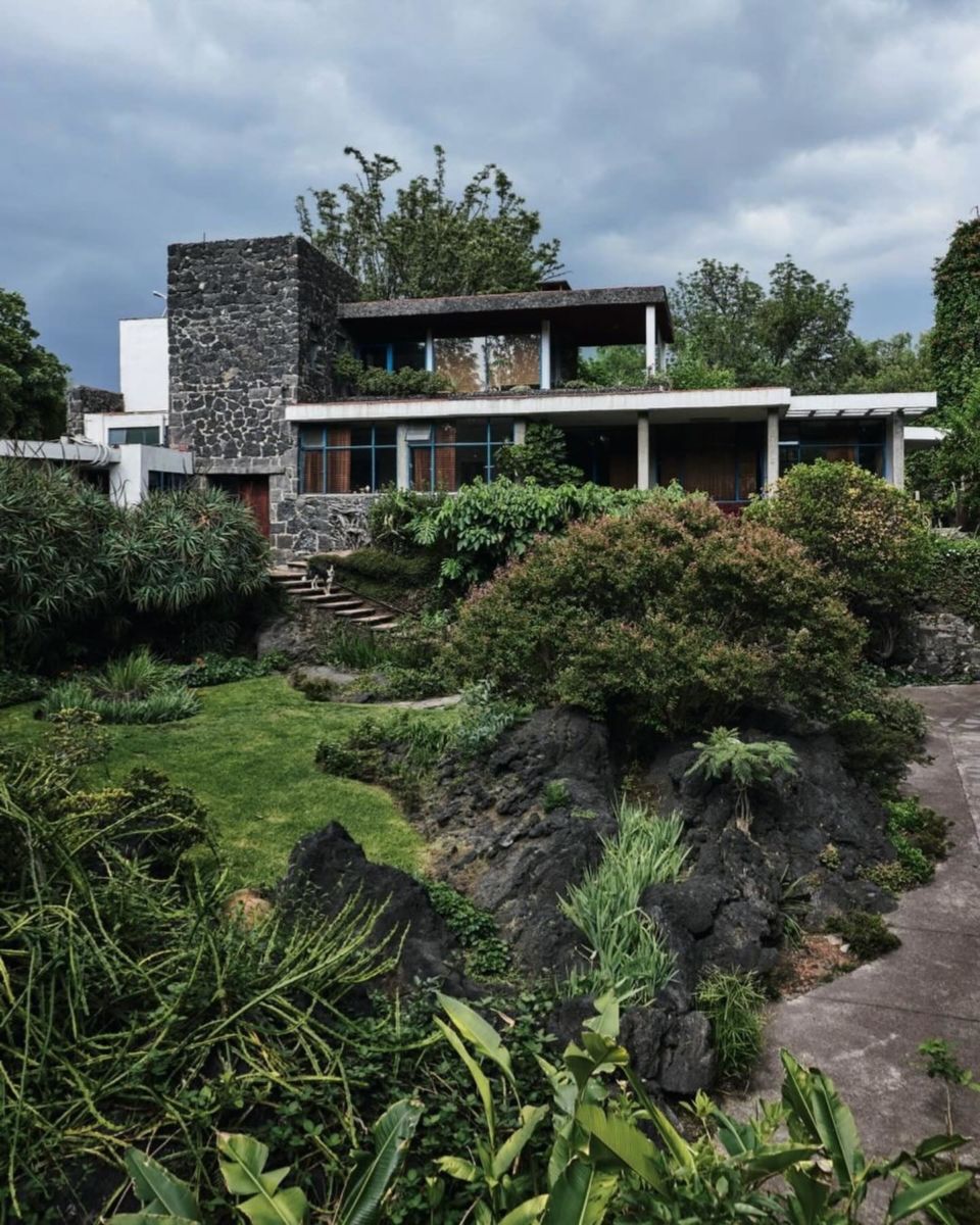 Esta fue la primera casa que se construyó en Jardínes del Pedregal, una joya arquitectónica que puedes visitar