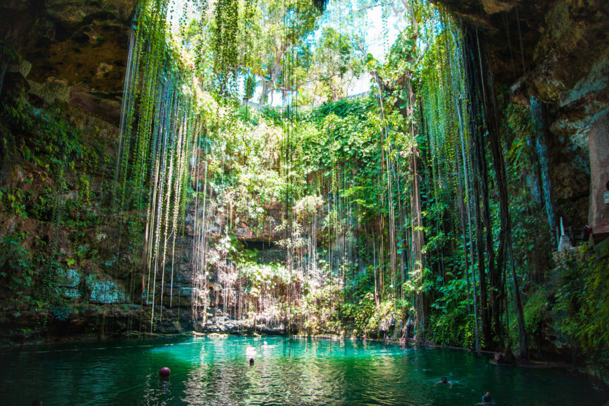 Para los mayas los cenotes eran lugares sagrados y la entrada hacia el inframundo 