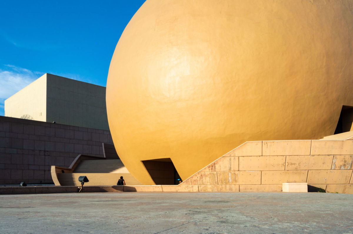 Fue diseñado por los arquitectos Pedro Ramírez Vázquez y Manuel Rosen Morrison