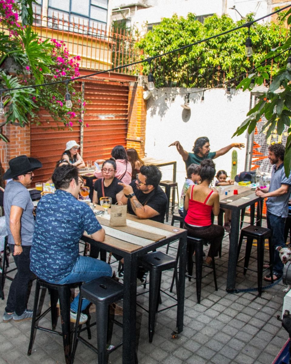 Patio de la Cervecería Cru Cru Brew