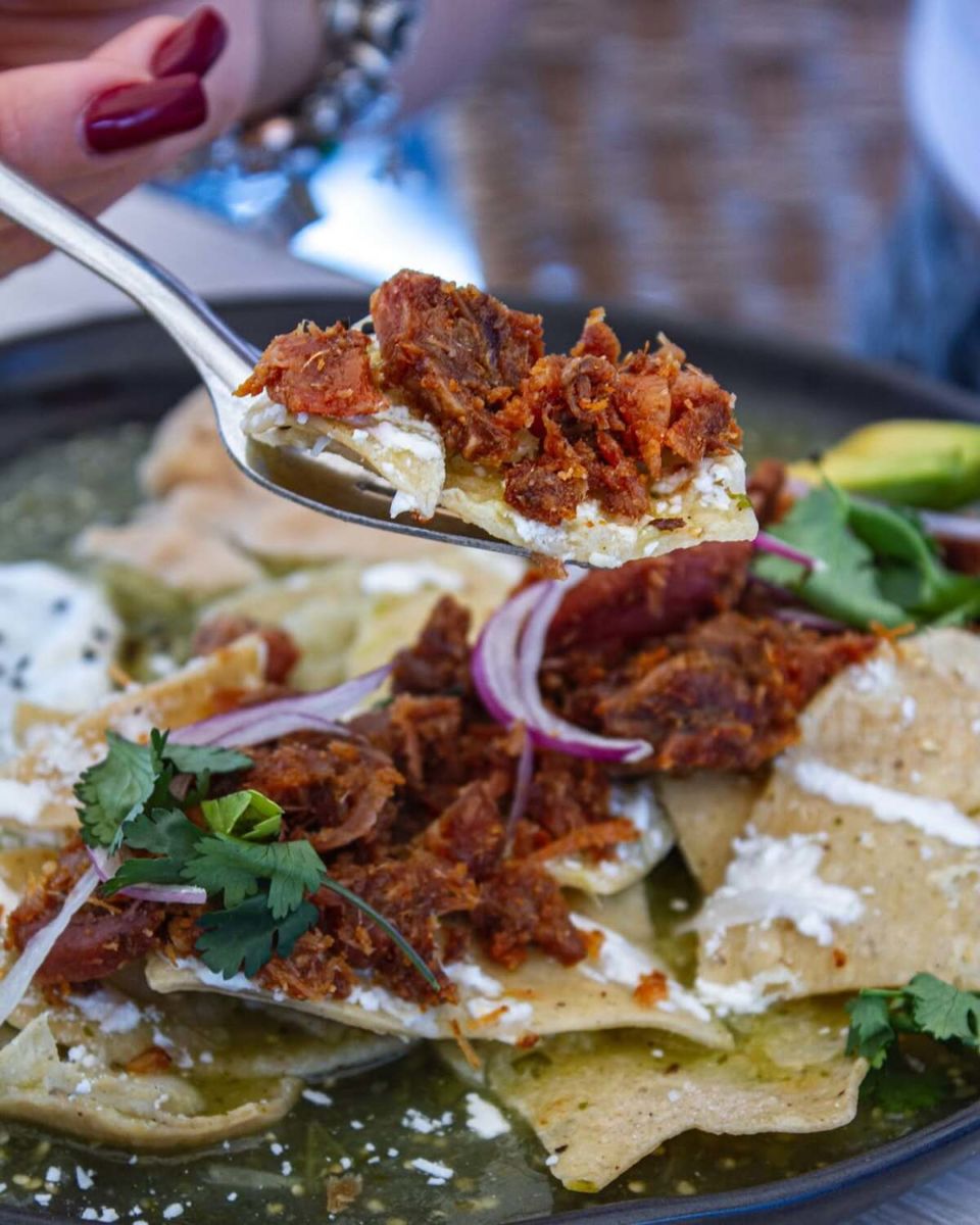 Cuatro restaurantes para ir por chilaquiles con chicharrón regio estilo ‘Ramos’, vas a salivar al ver las fotos