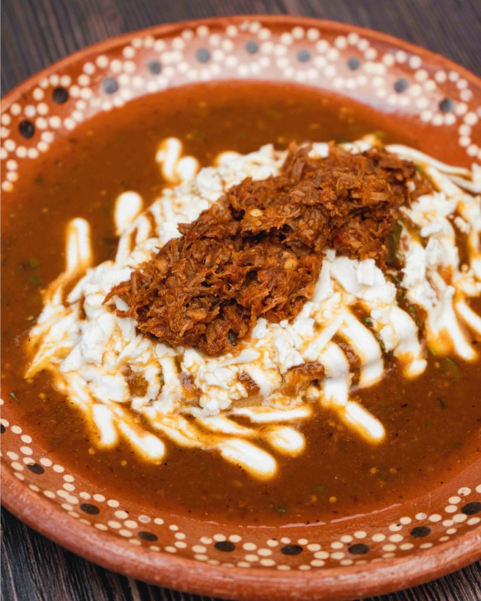 tlacoyo surtido de carnitas guisadas bañado en salsa casera