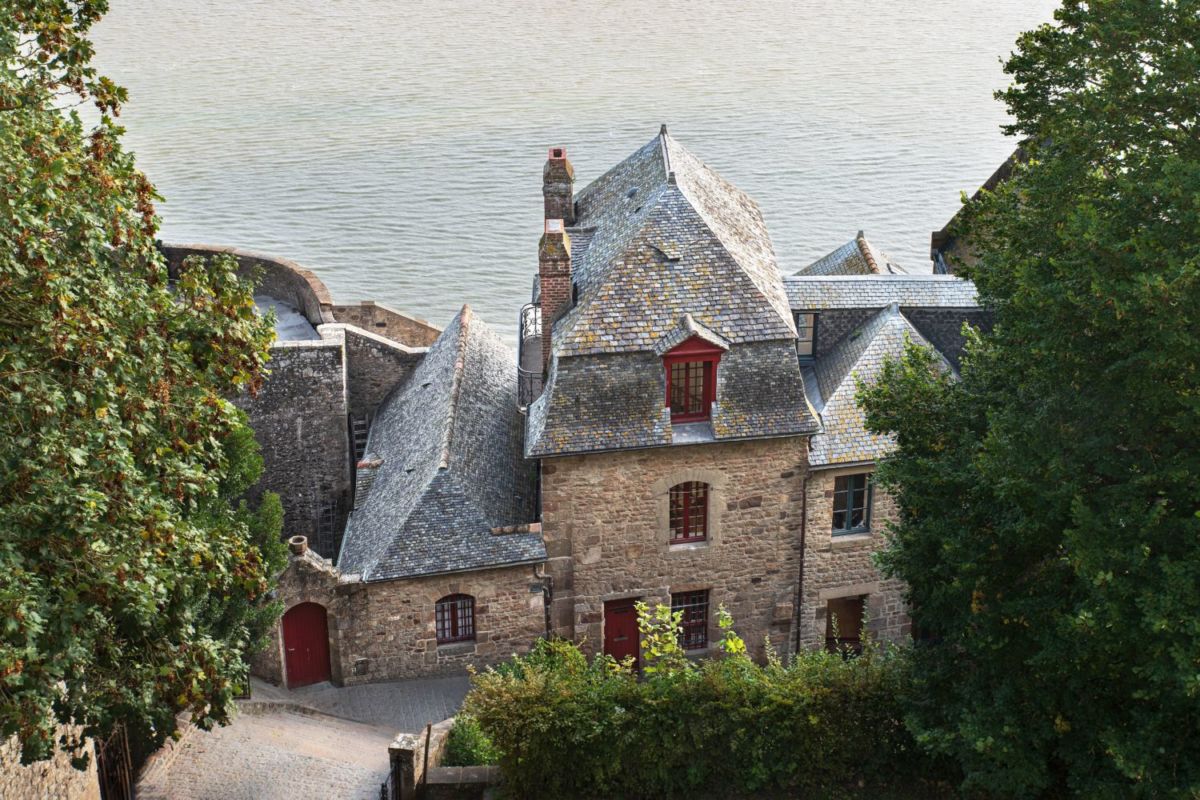 Casas medievales alrededor de Mont Saint Michel