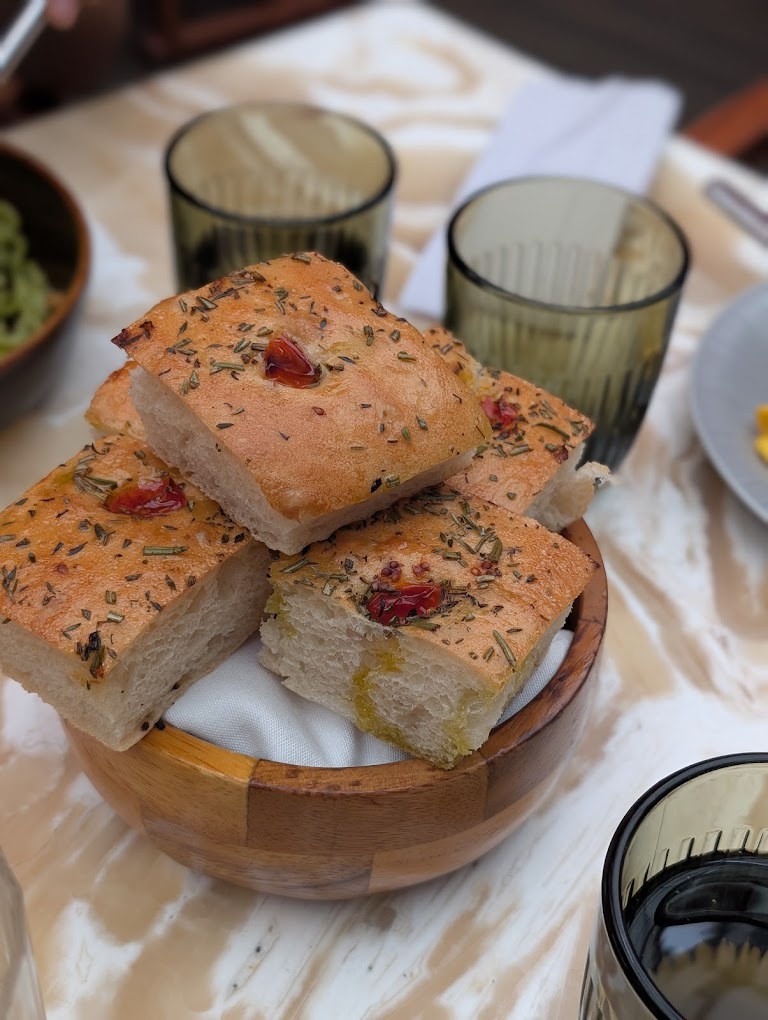 La focaccia es un pan hecho con aceite de oliva, sal y hierbas 