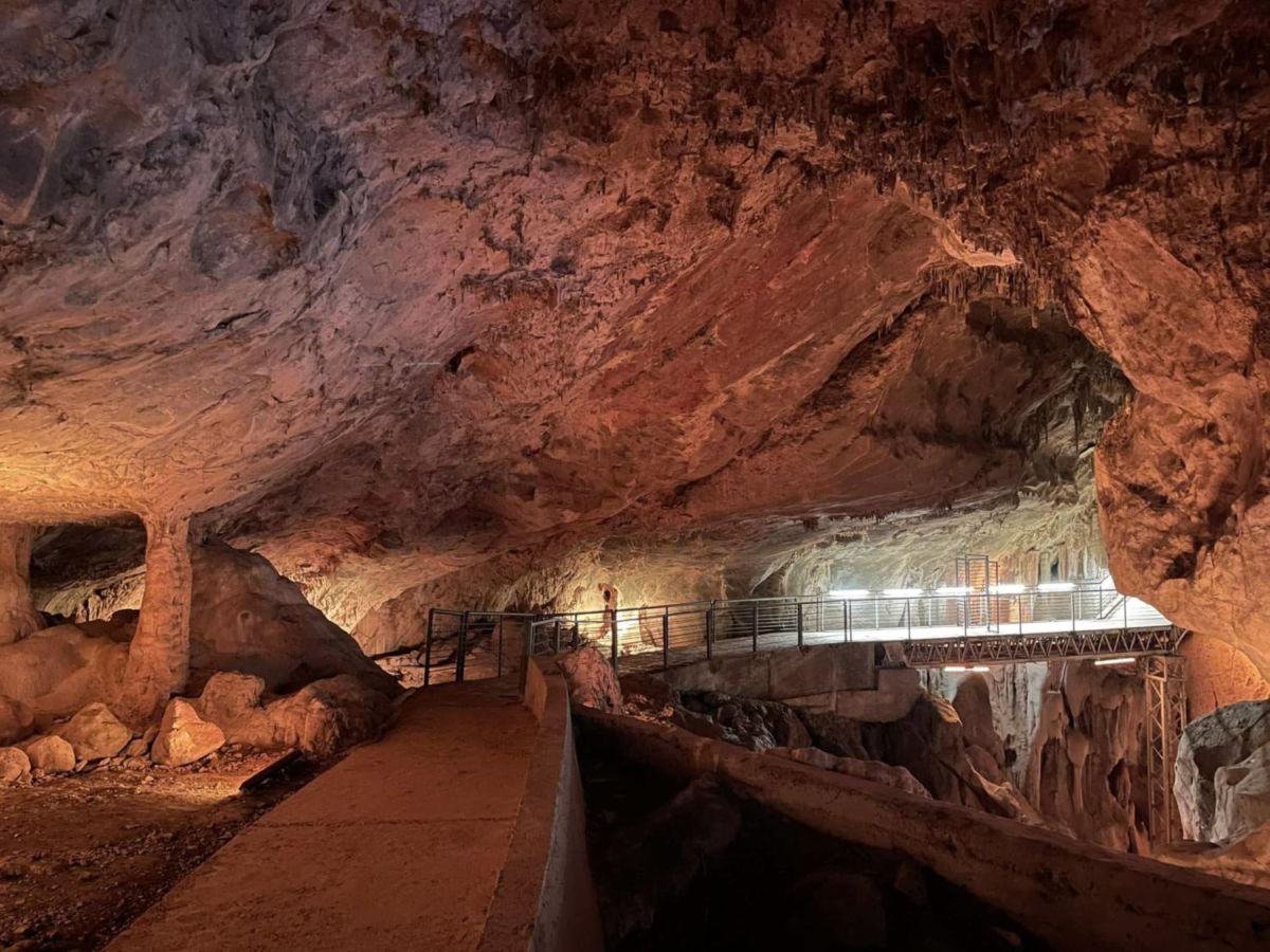 Senderos y puentes en Grutas de la Estrella